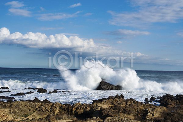 사람없음 JPG 포토 구름(자연) 돌(바위) 물보라 바다 바위(돌) 야외 자연 주간 파도 풍경(경치) 하늘