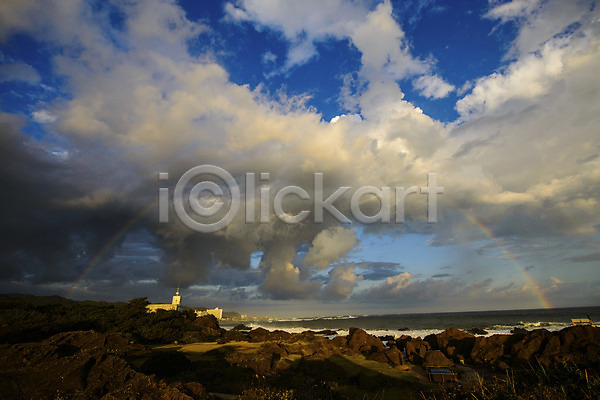 사람없음 JPG 포토 구름(자연) 돌(바위) 등대 무지개 바다 바위(돌) 야외 자연 주간 풍경(경치) 하늘 해변