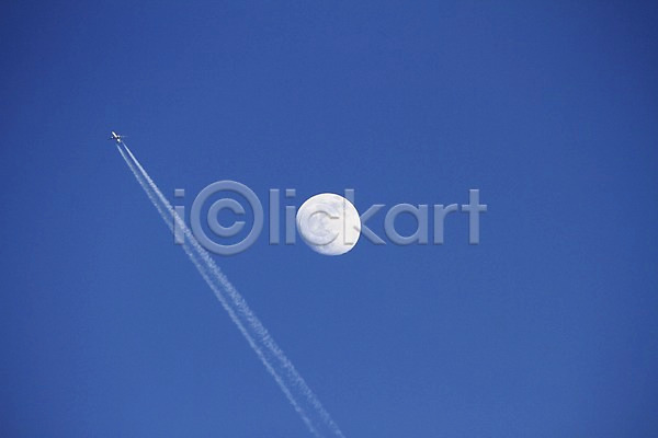 사람없음 JPG 포토 구름(자연) 달 보름달 비행 비행기 비행운 야외 자연 자연현상 주간 풍경(경치) 하늘