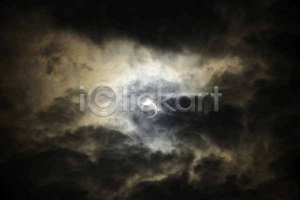 사람없음 JPG 포토 구름(자연) 달 백그라운드 보름달 야외 어둠 자연 자연요소 풍경(경치) 하늘