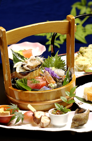 사람없음 JPG 아웃포커스 포토 그릇 꼬치 나뭇잎 남색배경 생선회 소라 장식 전복(해산물) 접시 채소 초밥 튀김 해물요리 해산물