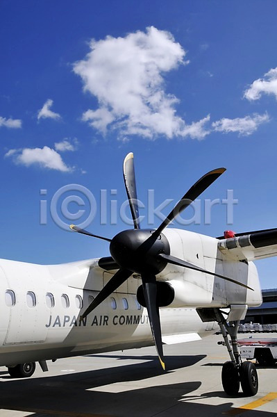 사람없음 JPG 포토 공항 교통수단 구름(자연) 비행기 야외 주간 프로펠러 하늘 항공교통 활주로