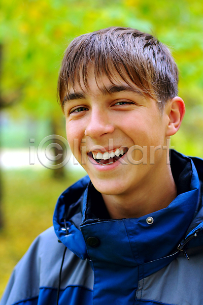 기쁨 청춘(젊음) 행복 활발 10대 남자 백인 사람 한명 JPG 포토 해외이미지 1 가을(계절) 계절 공원 나무 라이프스타일 머리 미소(표정) 백그라운드 사춘기 숲 야외 오픈 웃음 유행 입 자연 치아 코트 학생 해외202004