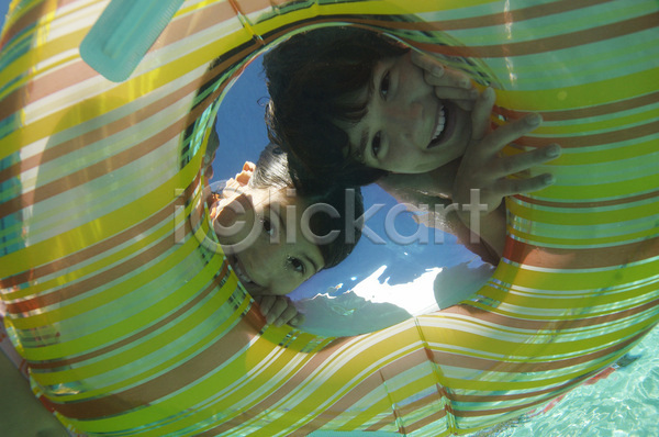 두명 소녀(어린이) 소녀만 어린이 여자 JPG 로우앵글 앞모습 포토 해외이미지 떠있는 미소(표정) 상반신 수영장 수중 야외 응시 자매 잡기 주간 튜브 해외202004