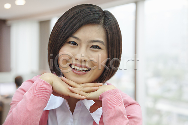기쁨 행복 20대 여자 한명 JPG 디지털합성 포토 해외이미지 가로 개성 구성 미소(표정) 베이징 분홍색 사무실 실내 웃음 응시 작업장 중국 짧은머리 카피스페이스 캐주얼 컬러풀 턱괴기 해외202004 흰색
