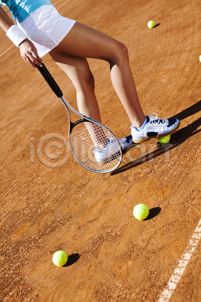 서양인 성인 성인여자한명만 여자 한명 JPG 옆모습 포토 해외이미지 걷기 들기 야외 여름(계절) 우먼라이프 주간 테니스 테니스공 테니스라켓 테니스장 테니스화 하반신 해외202004