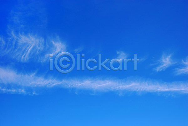 분위기 사람없음 JPG 포토 해외이미지 가로 계절 구름(자연) 날씨 맑음 백그라운드 봄 빛 야외 에너지 여름(계절) 우주 자연 줄무늬 천국 파란색 풍경(경치) 하늘 하늘색 해외202004 햇빛 환경 흰색
