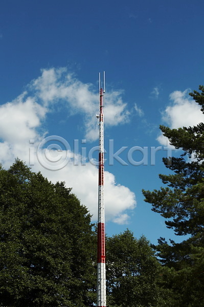 사람없음 JPG 포토 해외이미지 구름(자연) 나무 방송 안테나 탑 통신 하늘 해외202004