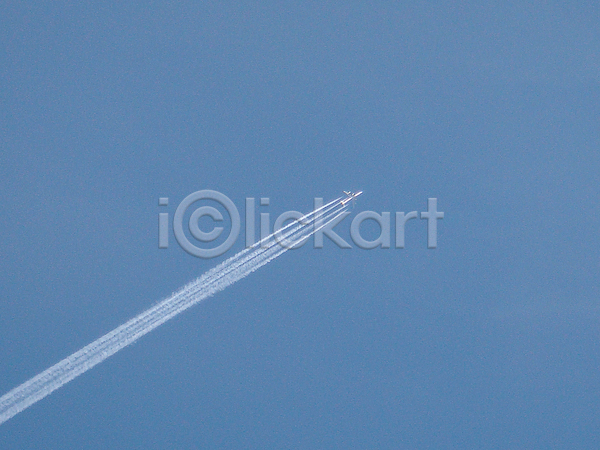 고급 사람없음 JPG 포토 해외이미지 구름(자연) 비행기 비행운 야외 제트기 주간 파란색 하늘 해외202004