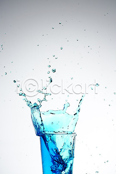 떨어짐 사람없음 JPG 순간포착 포토 물방울 백그라운드 스튜디오촬영 실내 액체 액체표현 얼음 음료 잔 칵테일 컨셉 컬러 파란색