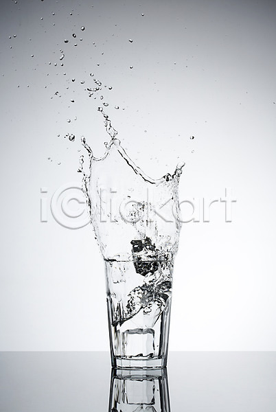 떨어짐 사람없음 JPG 순간포착 포토 물 물방울 백그라운드 스튜디오촬영 실내 액체 액체표현 얼음 음료 잔 컨셉