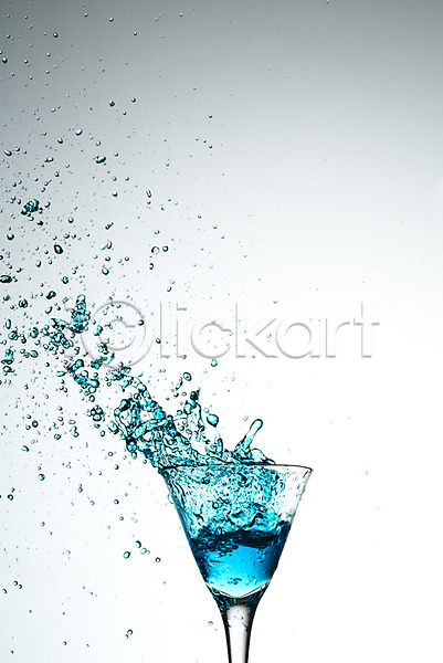 떨어짐 사람없음 JPG 순간포착 포토 물방울 백그라운드 스튜디오촬영 실내 액체 액체표현 얼음 음료 칵테일 칵테일잔 컨셉 컬러 파란색