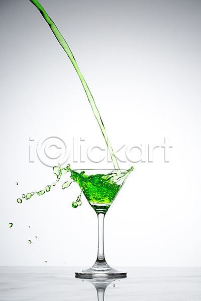 떨어짐 사람없음 JPG 순간포착 포토 물방울 물줄기 백그라운드 스튜디오촬영 실내 액체 액체표현 음료 초록색 칵테일 칵테일잔 컨셉 컬러