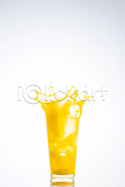 떨어짐 사람없음 JPG 순간포착 포토 노란색 백그라운드 스튜디오촬영 실내 액체 액체표현 얼음 오렌지주스 음료 잔 주스 컨셉 컬러