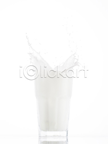 떨어짐 사람없음 JPG 순간포착 포토 백그라운드 스튜디오촬영 실내 액체 액체표현 우유 음료 잔 컨셉