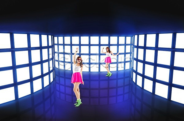 두명 사람 성인 성인만 성인여자만 여자 여자만 3D PSD 디지털합성 편집이미지 빛 선글라스 스크린 조명 춤 합성
