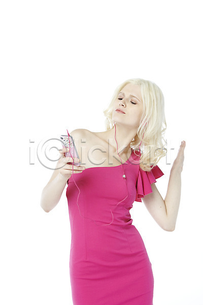사람 서양인 여자 여자만 여자한명만 외국인 한명 2012년태국 JPG 포토 해외기획촬영 금발 긴머리 분홍색 상반신 실내 음악감상 이어폰 춤 컬러 포즈 핸드폰