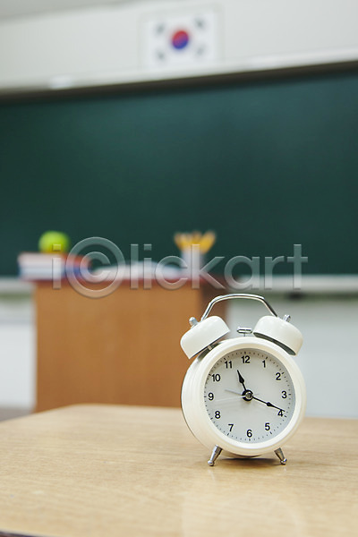 사람없음 JPG 아웃포커스 포토 교실 시계 실내 자명종 책상 학교