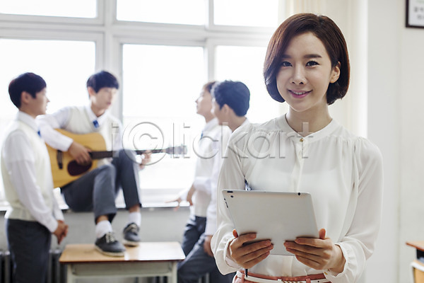 10대 30대 고등학생 남자 동양인 성인 여러명 여자 청소년 한국인 JPG 아웃포커스 앞모습 포토 교사 교실 기타 들기 상반신 서기 실내 웃음 주간 창문 책상 태블릿 학교 학생