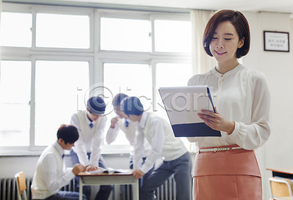 10대 30대 고등학생 남자 동양인 성인 여러명 여자 청소년 한국인 JPG 아웃포커스 앞모습 포토 교사 교실 들기 상반신 서기 실내 웃음 주간 창문 책상 출석부 파일 학교 학생