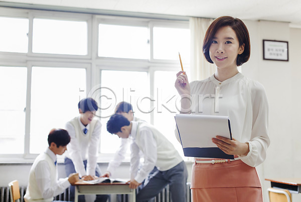 10대 30대 고등학생 남자 동양인 성인 여러명 여자 청소년 한국인 JPG 아웃포커스 앞모습 포토 교사 교실 들기 상반신 서기 실내 웃음 주간 창문 책상 출석부 파일 학교 학생
