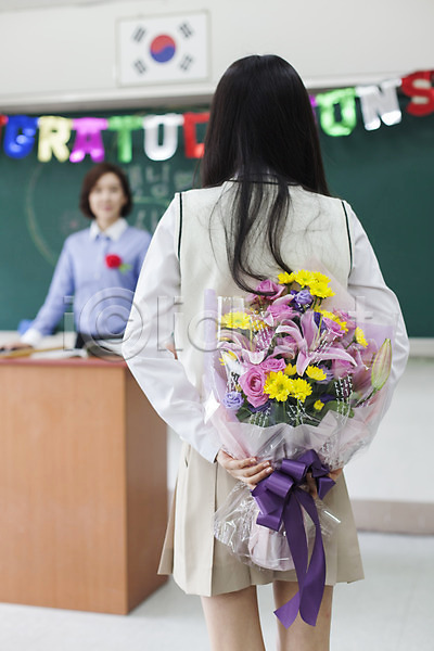 숨김 30대 고등학생 동양인 두명 성인 여자 여자만 청소년 한국인 JPG 뒷모습 아웃포커스 포토 교복 교사 꽃다발 뒷짐 들기 상반신 서기 선물 스승 스승의날 실내 이벤트 제자 카네이션 학교 학생