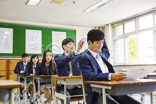 10대 고등학생 남자 동양인 사람 십대만 여러명 여자 청소년 한국인 JPG 포토 교복 교실 시험 시험지 실내 앉기 연필 주간 책상 학교 학생