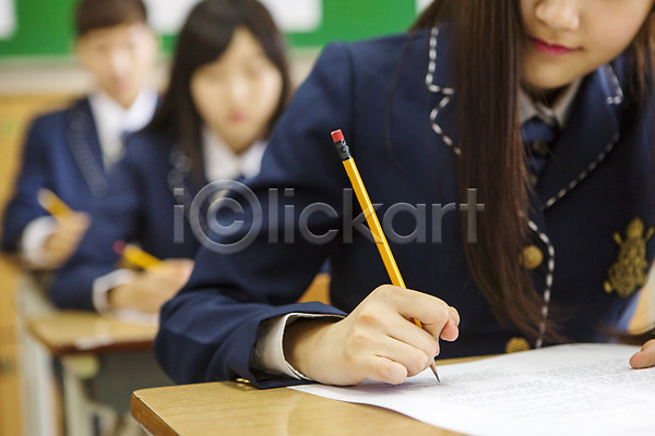 10대 고등학생 남자 동양인 세명 십대만 여자 청소년 한국인 JPG 아웃포커스 포토 교복 교실 시험 시험지 실내 연필 책상 학교 학생