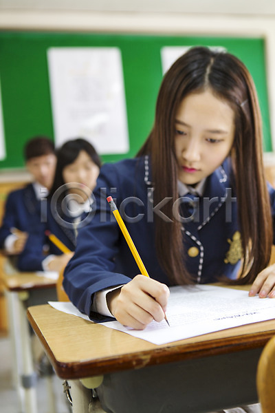 10대 고등학생 남자 동양인 사람 세명 십대만 여자 청소년 한국인 JPG 아웃포커스 앞모습 포토 교복 교실 기록 상반신 시험 시험지 실내 앉기 연필 응시 책상 학교 학생