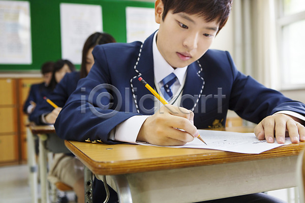 10대 고등학생 남자 동양인 사람 십대만 여러명 여자 청소년 한국인 JPG 아웃포커스 앞모습 포토 교복 교실 상반신 시험 시험지 실내 앉기 연필 응시 책상 학교 학생