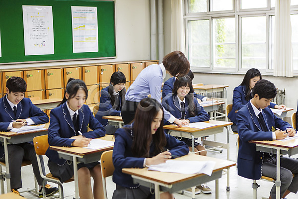 10대 30대 고등학생 남자 동양인 사람 성인 여러명 여자 청소년 한국인 JPG 포토 감독 교복 교사 교실 시험 시험지 실내 주간 책상 학교 학생