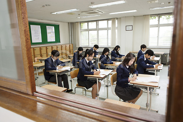 10대 고등학생 남자 동양인 사람 십대만 여러명 여자 청소년 한국인 JPG 포토 교복 교실 시험 시험지 실내 주간 책상 펜 학교 학생