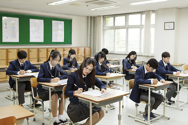 10대 고등학생 남자 동양인 사람 십대만 여러명 여자 청소년 한국인 JPG 포토 교복 교실 시험 시험지 실내 주간 책상 펜 학교 학생
