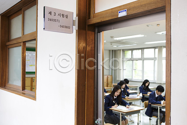 남자 동양인 사람 십대만 여러명 여자 청소년 한국인 JPG 포토 고등학교 교복 교실 시험 시험장 시험지 실내 주간 책상 펜 학교