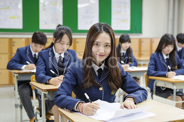 10대 고등학생 남자 동양인 사람 십대만 여러명 여자 청소년 한국인 JPG 아웃포커스 앞모습 포토 교복 교실 상반신 시험 시험지 실내 앉기 웃음 책상 펜 학교 학생