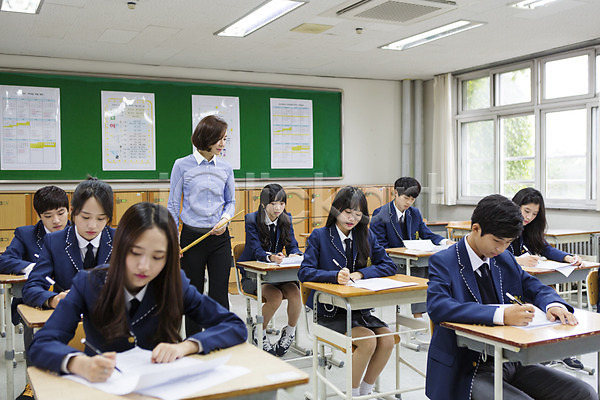 10대 30대 고등학생 남자 동양인 사람 성인 여러명 여자 청소년 한국인 JPG 포토 교복 교사 교실 시험 시험지 실내 주간 책상 학교 학생