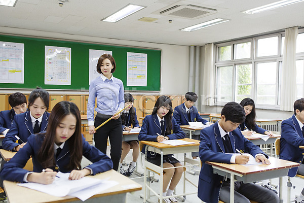 10대 30대 고등학생 남자 동양인 사람 성인 여러명 여자 청소년 한국인 JPG 포토 교복 교사 교실 시험 시험지 실내 주간 책상 학교 학생
