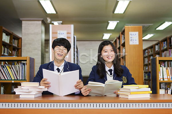 10대 고등학생 남자 동양인 두명 사람 십대만 여자 청소년 한국인 JPG 앞모습 포토 교복 도서관 들기 상반신 실내 쌓기 앉기 웃음 잡기 책 책상 책장 친구 학교 학생