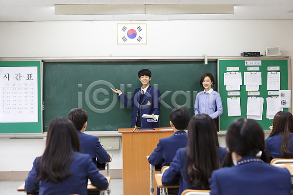 10대 고등학생 남자 사람 성인 여러명 여자 청소년 한국인 JPG 뒷모습 포토 교복 교사 교실 남학생 단상 들기 발표 상반신 서기 손짓 수업 실내 앉기 책 학교 학생