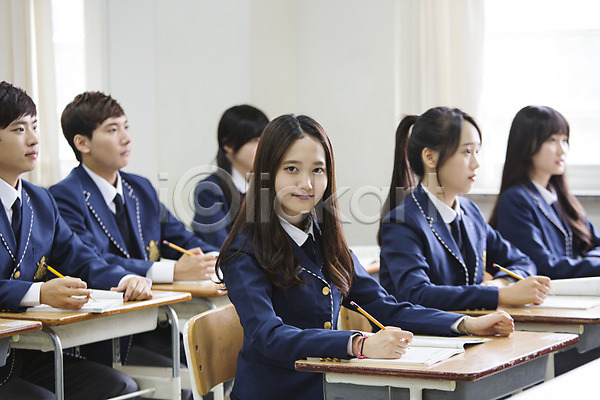 10대 고등학생 남자 동양인 사람 십대만 여러명 여자 청소년 한국인 JPG 포토 교복 교실 남학생 들기 상반신 수업 실내 앉기 여학생 연필 주간 책 책상 학교 학생