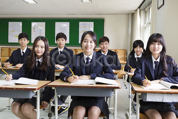 10대 고등학생 남자 동양인 사람 십대만 여러명 여자 청소년 한국인 JPG 앞모습 포토 교복 교실 남학생 들기 상반신 수업 실내 앉기 여학생 연필 웃음 책 책상 학교 학생