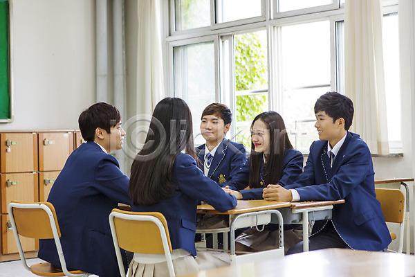 10대 고등학생 남자 동양인 사람 십대만 여러명 여자 청소년 한국인 JPG 포토 교복 교실 남학생 대화 상반신 수다 실내 앉기 여학생 웃음 주간 학교 학생