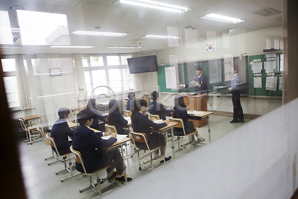10대 고등학생 남자 사람 성인 여러명 여자 한국인 JPG 포토 교복 교사 교실 발표 서기 수업 실내 앉기 주간 학교 학생