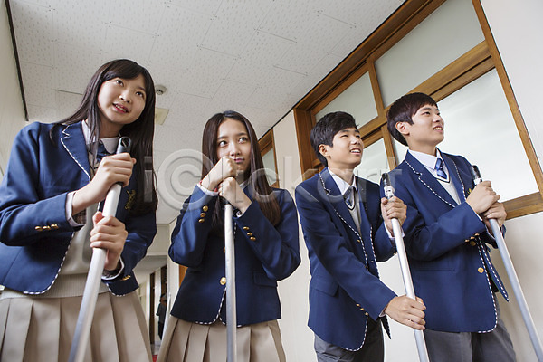 함께함 10대 고등학생 남자 동양인 사람 십대만 여러명 여자 청소년 한국인 JPG 포토 교복 국내포토 남학생 복도 상반신 서기 실내 여학생 웃음 주간 청소 학교 학생