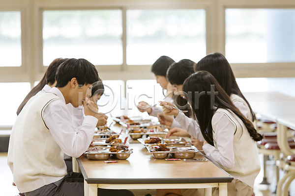 함께함 10대 고등학생 남자 동양인 사람 십대만 여러명 여자 청소년 한국인 JPG 옆모습 포토 교복 급식 상반신 식사 실내 앉기 점심식사 주간 학교 학생