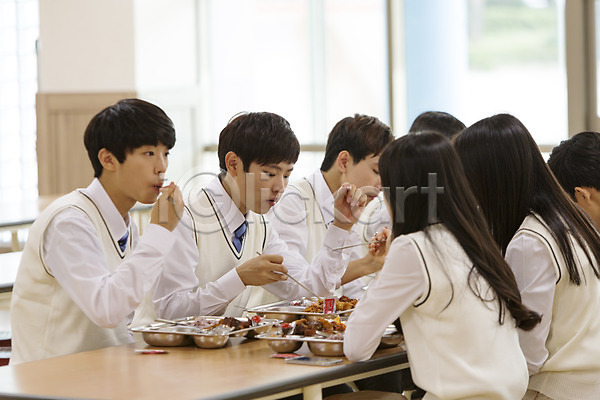 함께함 10대 고등학생 남자 동양인 사람 십대만 여러명 여자 청소년 한국인 JPG 포토 교복 급식 상반신 식사 실내 앉기 점심식사 학교 학생