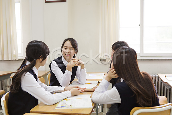 함께함 10대 고등학생 동양인 사람 십대만 십대여자만 여러명 여자 여자만 청소년 한국인 JPG 포토 교복 교실 대화 상반신 실내 앉기 여학생 주간 친구 학교 학생