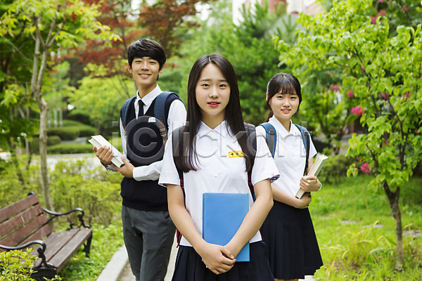함께함 10대 고등학생 남자 동양인 사람 세명 십대만 여자 청소년 한국인 JPG 앞모습 포토 교복 교정 남학생 들기 상반신 서기 야외 여학생 웃음 주간 책 책가방 학교 학생
