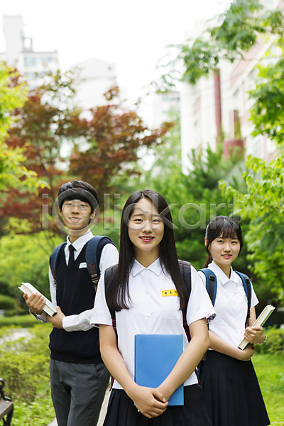 함께함 10대 고등학생 남자 동양인 사람 세명 십대만 여자 청소년 한국인 JPG 앞모습 포토 교복 교정 남학생 들기 상반신 서기 야외 여학생 웃음 주간 책 책가방 학교 학생