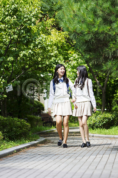 함께함 10대 고등학생 동양인 두명 사람 십대만 십대여자만 여자 여자만 청소년 한국인 JPG 앞모습 포토 걷기 교복 교정 등교 마주보기 서기 야외 여학생 웃음 입학 전신 주간 책가방 친구 팔짱 학교 학생